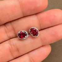 displaying tar studs garnet 5x7mm oval on hand