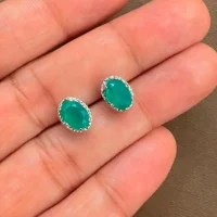 displaying tar studs green onyx 5x7mm oval on hand