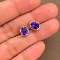 displaying tar studs amethyst 5x7mm oval on hand