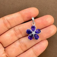 beautifully portraying the amethyst silver pendant on hands