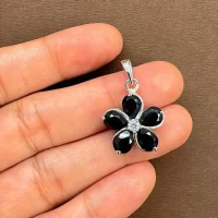 beautifully portraying the black onyx silver pendant on hands