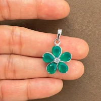 beautifully portraying the green onyx silver pendant on hands